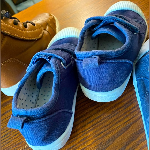 3 pairs boys sneakers/boots: 1 pair tan ankle boots & 2 navy canvas Cat & Jack - Picture 6 of 8